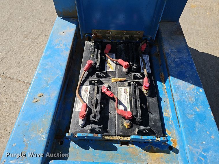 image for item DQ0153 2012 Genie GR-20  vertical lift