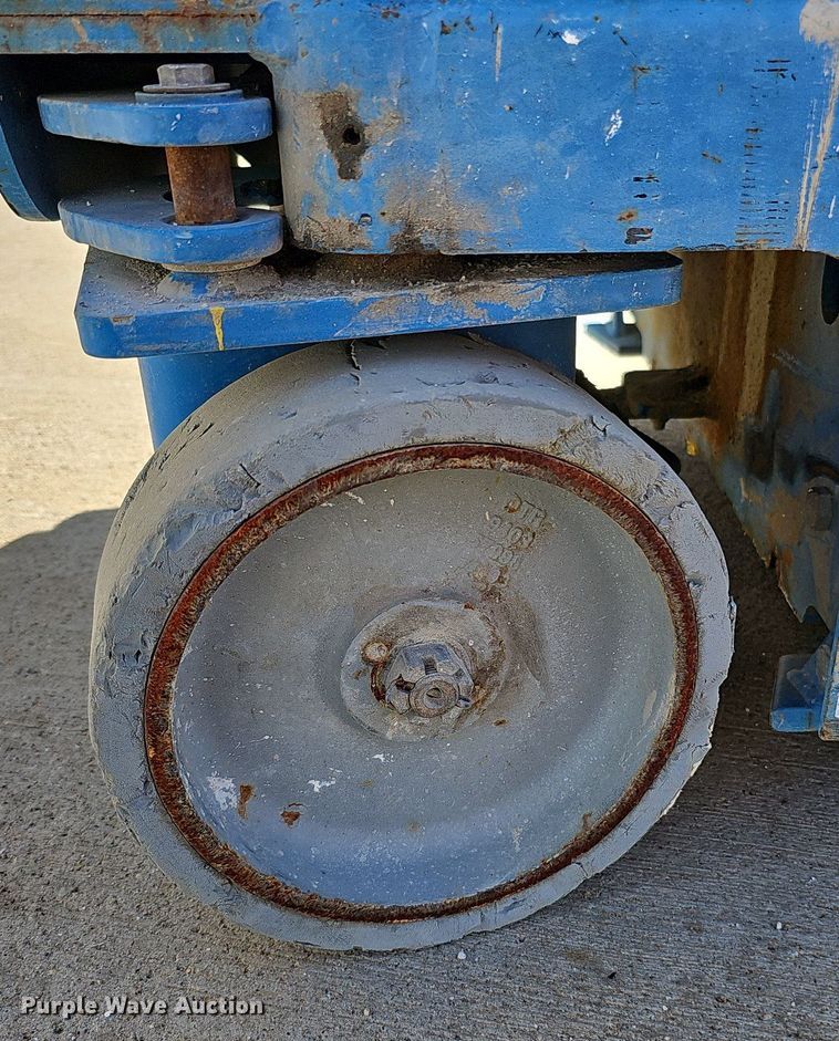 image for item DQ0153 2012 Genie GR-20  vertical lift