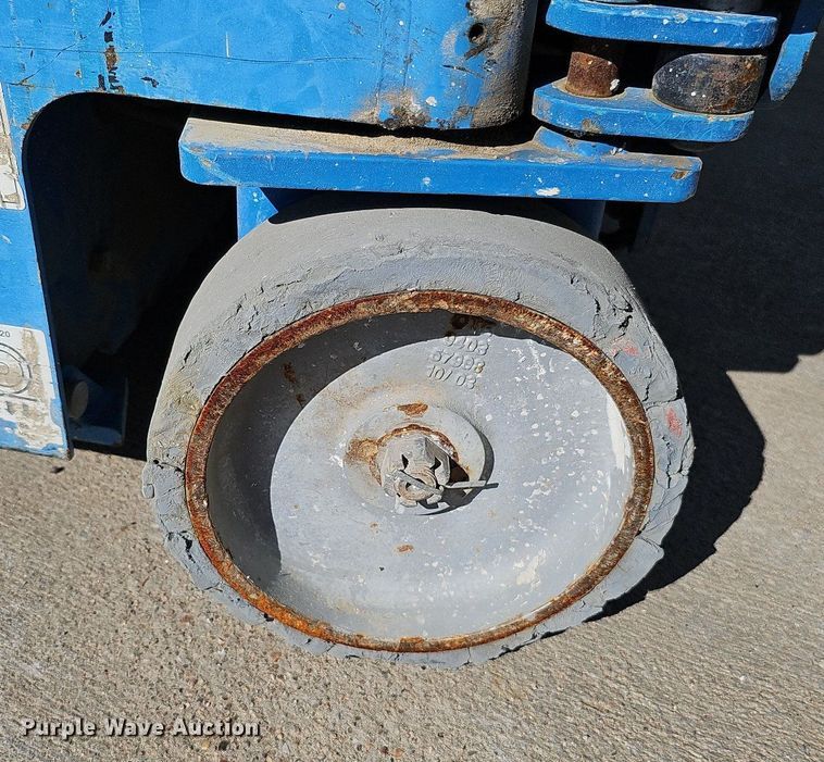 image for item DQ0153 2012 Genie GR-20  vertical lift