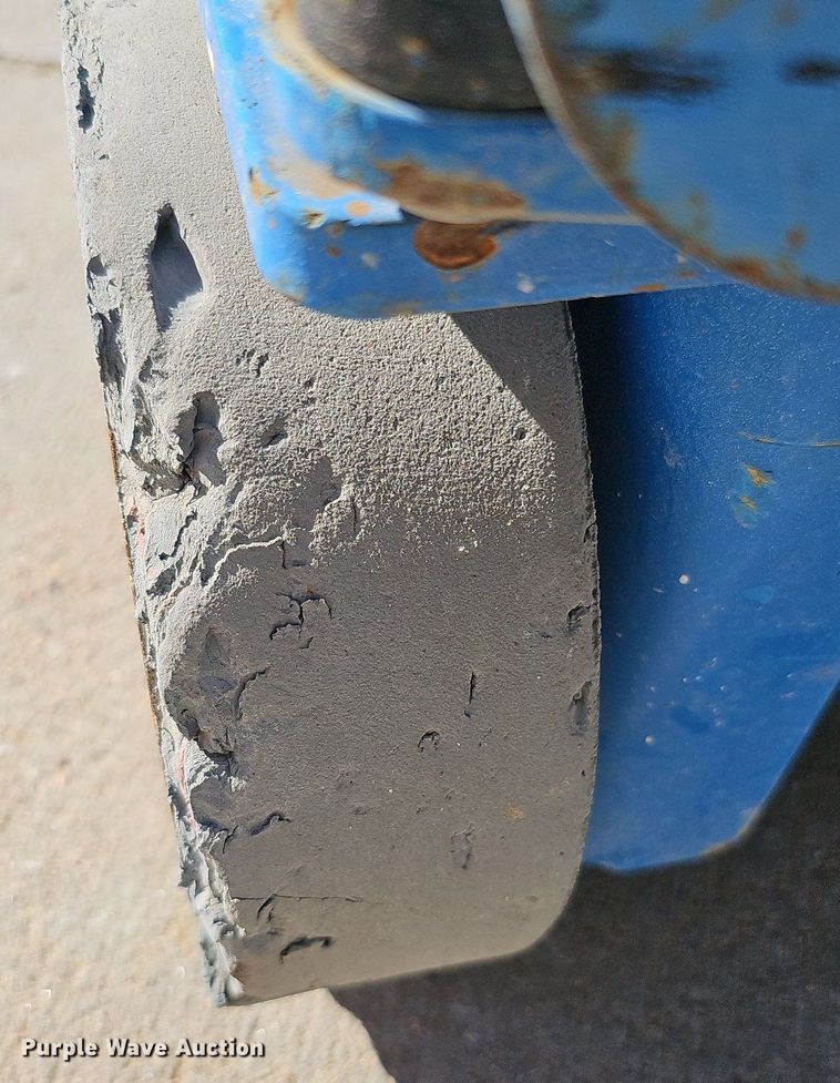 image for item DQ0153 2012 Genie GR-20  vertical lift