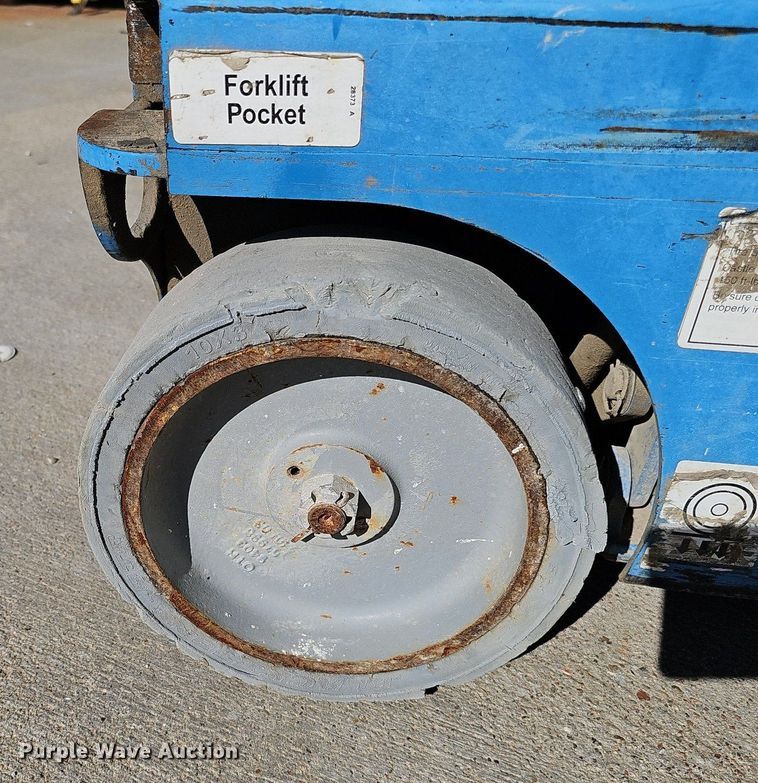 image for item DQ0153 2012 Genie GR-20  vertical lift