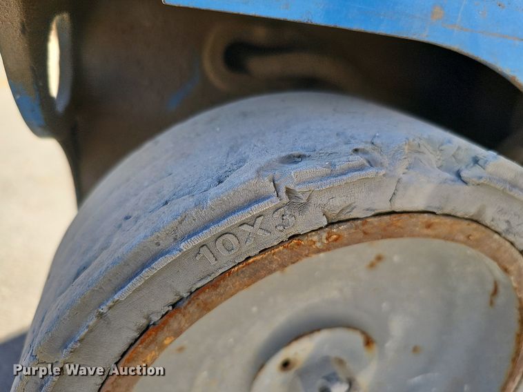 image for item DQ0153 2012 Genie GR-20  vertical lift