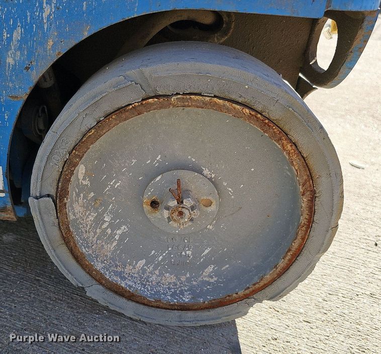 image for item DQ0153 2012 Genie GR-20  vertical lift