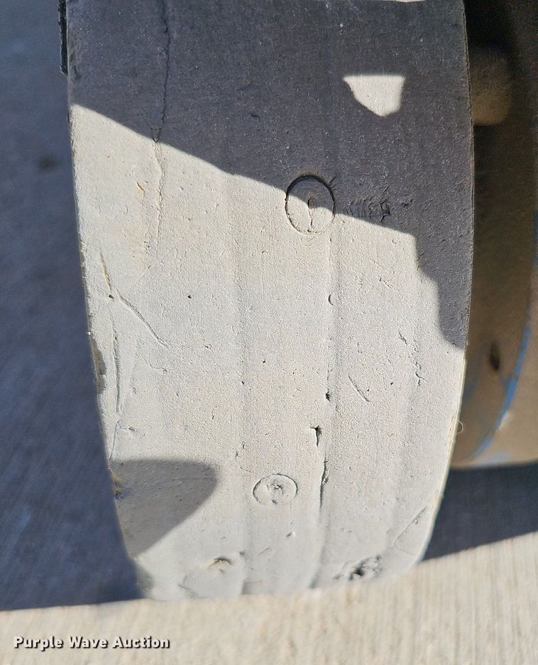 image for item DQ0153 2012 Genie GR-20  vertical lift