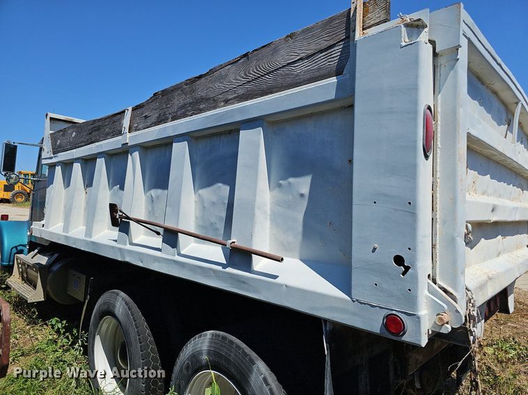 image for item DQ0174 1986 Freightliner FLC  dump truck