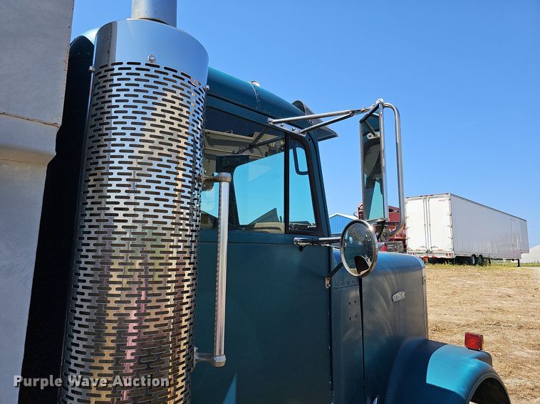 image for item DQ0174 1986 Freightliner FLC  dump truck