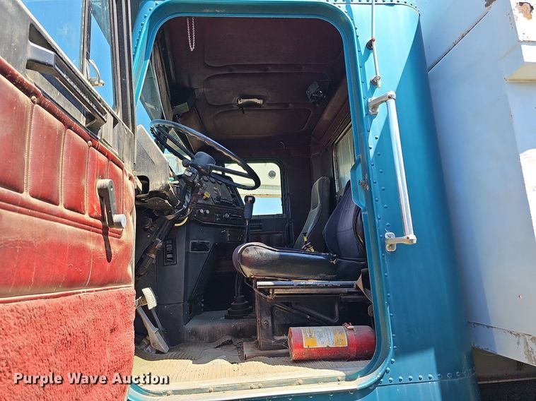 image for item DQ0174 1986 Freightliner FLC  dump truck