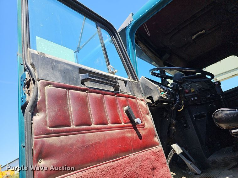 image for item DQ0174 1986 Freightliner FLC  dump truck