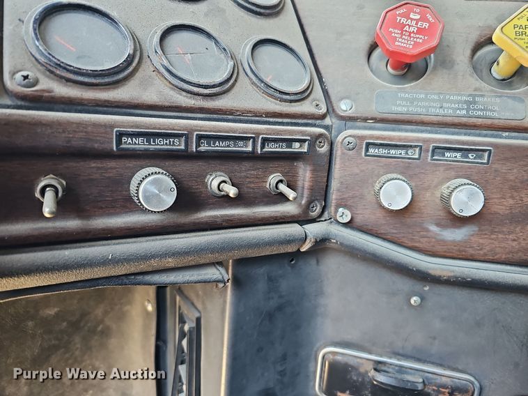 image for item DQ0174 1986 Freightliner FLC  dump truck