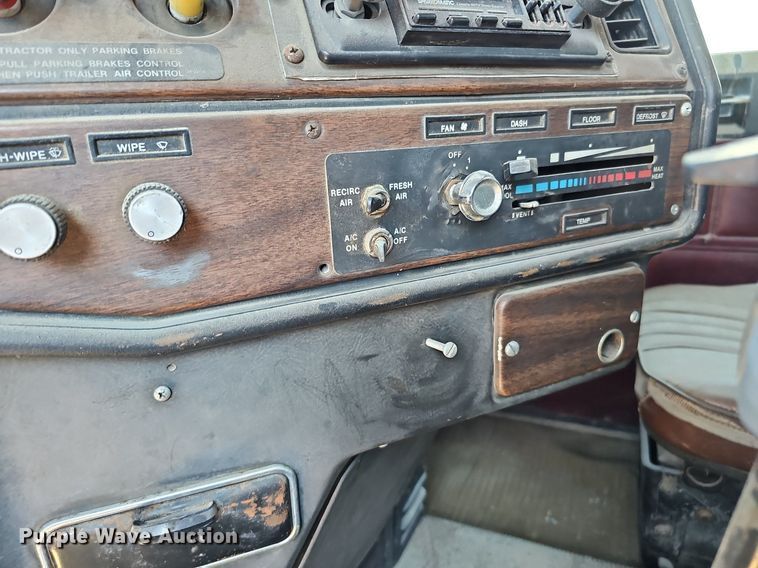 image for item DQ0174 1986 Freightliner FLC  dump truck