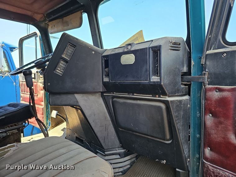 image for item DQ0174 1986 Freightliner FLC  dump truck