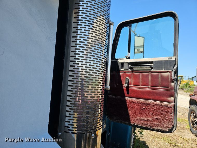 image for item DQ0174 1986 Freightliner FLC  dump truck