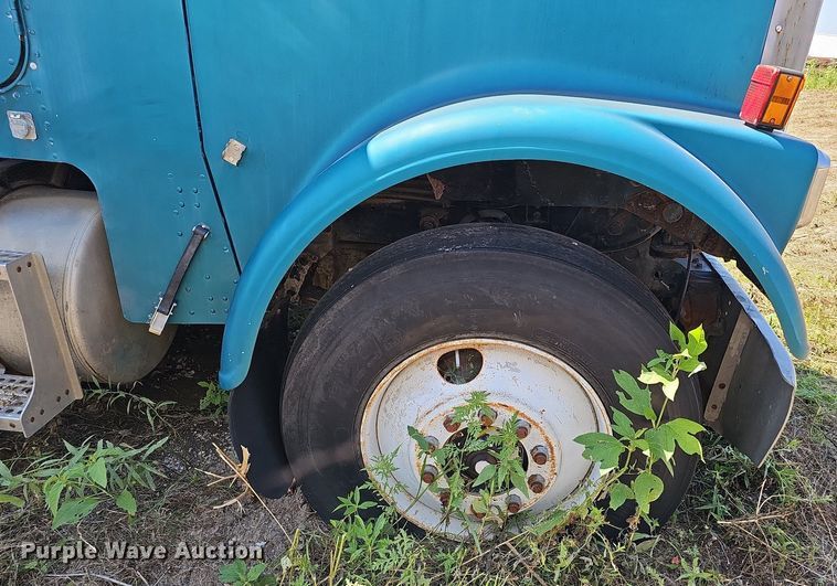 image for item DQ0174 1986 Freightliner FLC  dump truck