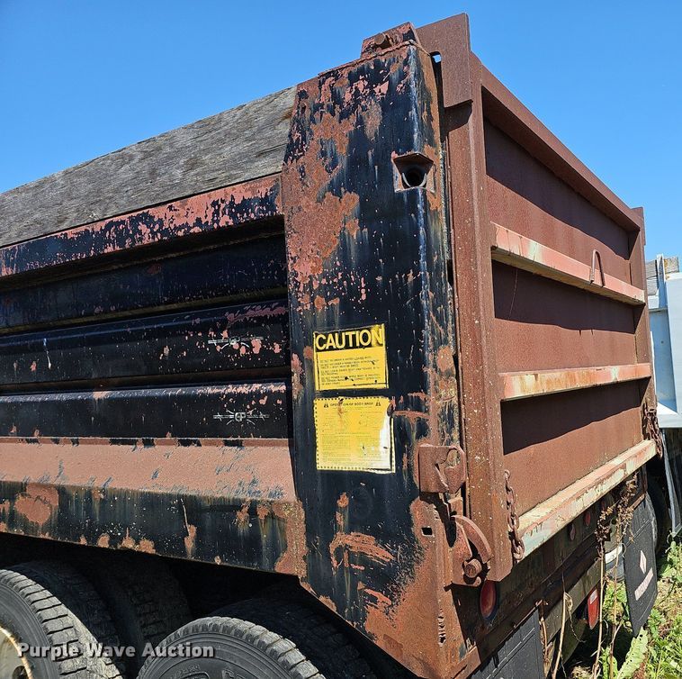 image for item DQ0175 1985 Freightliner FLC  dump truck