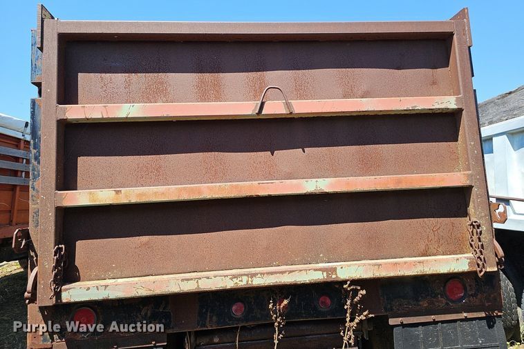 image for item DQ0175 1985 Freightliner FLC  dump truck