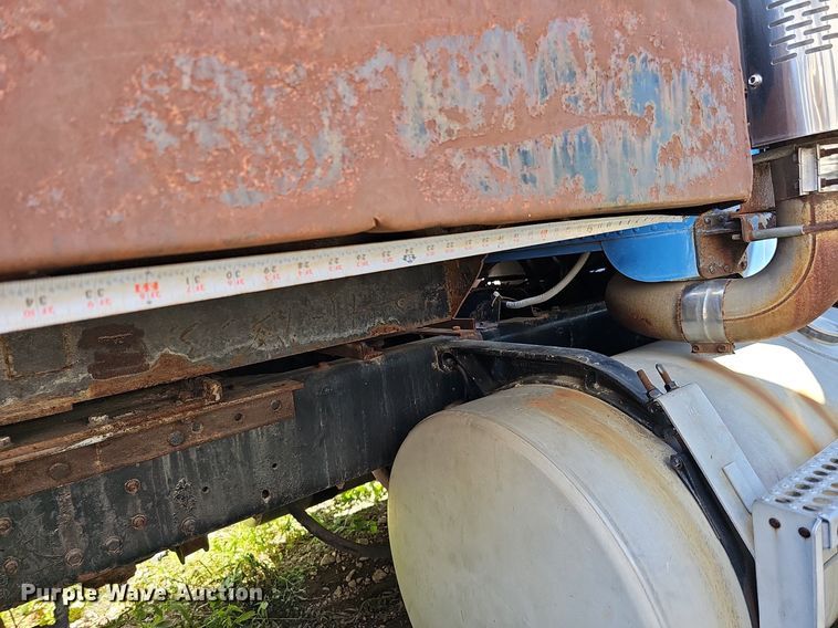 image for item DQ0175 1985 Freightliner FLC  dump truck