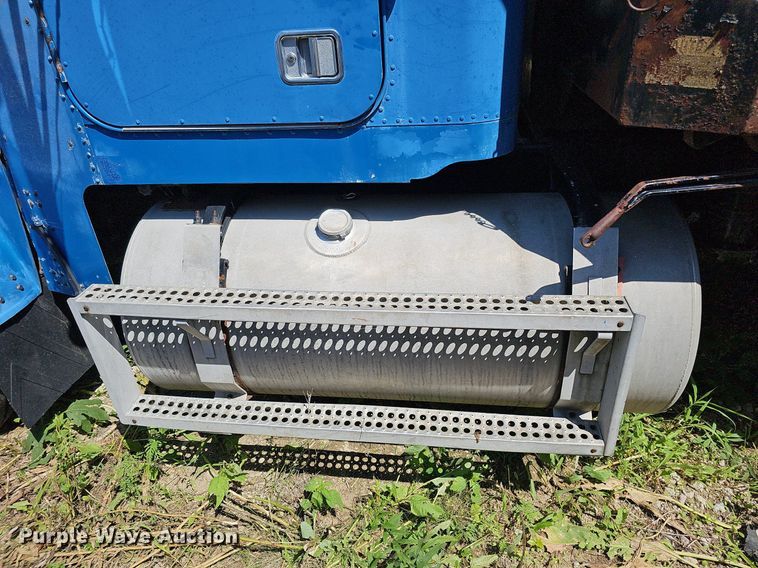 image for item DQ0175 1985 Freightliner FLC  dump truck