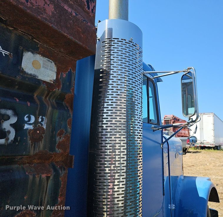 image for item DQ0175 1985 Freightliner FLC  dump truck