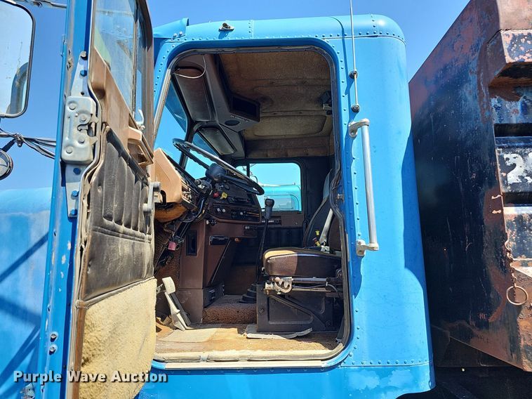 image for item DQ0175 1985 Freightliner FLC  dump truck