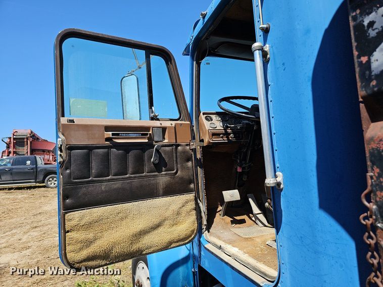 image for item DQ0175 1985 Freightliner FLC  dump truck