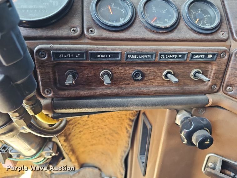 image for item DQ0175 1985 Freightliner FLC  dump truck