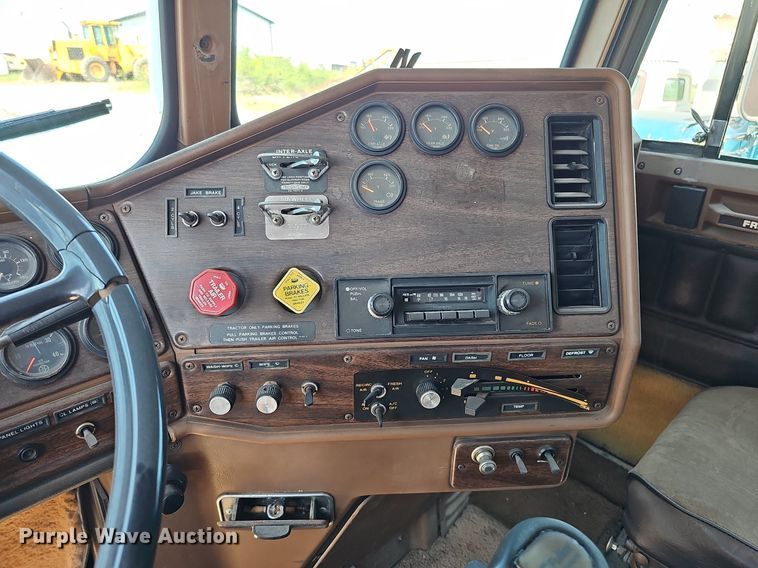 image for item DQ0175 1985 Freightliner FLC  dump truck