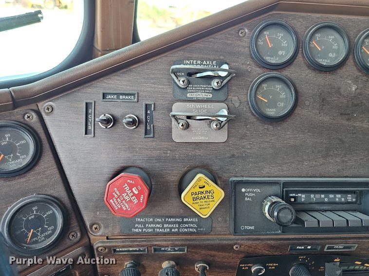 image for item DQ0175 1985 Freightliner FLC  dump truck