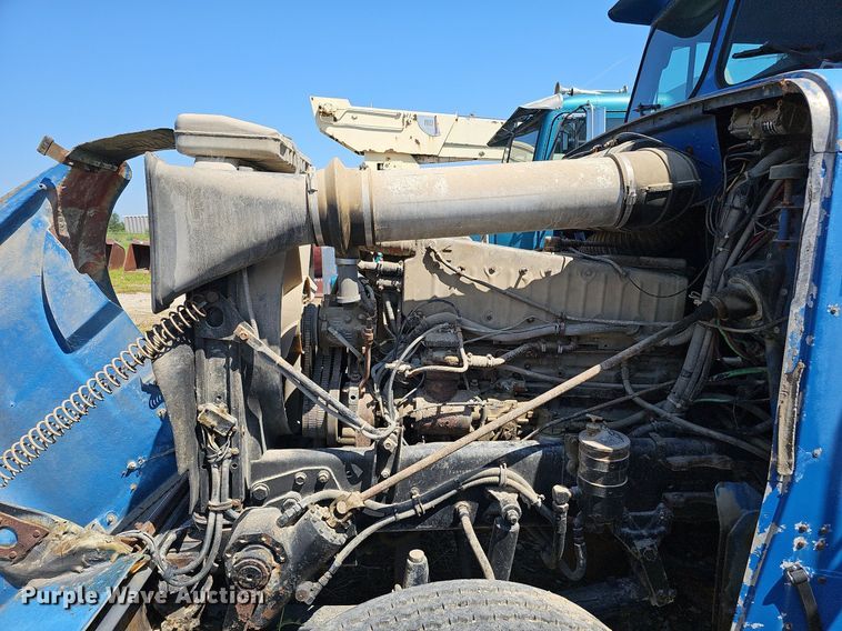 image for item DQ0175 1985 Freightliner FLC  dump truck