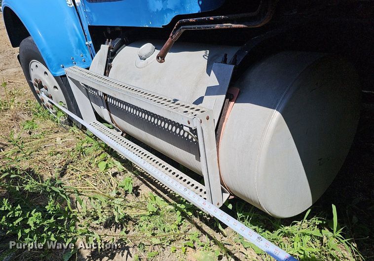 image for item DQ0175 1985 Freightliner FLC  dump truck