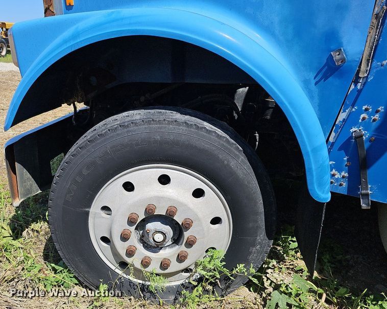 image for item DQ0175 1985 Freightliner FLC  dump truck