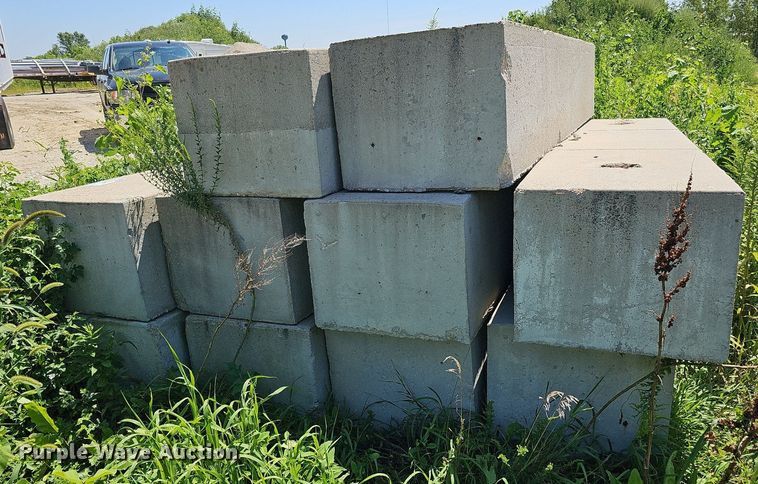 image for item DQ0198 Approximately 10 concrete blocks