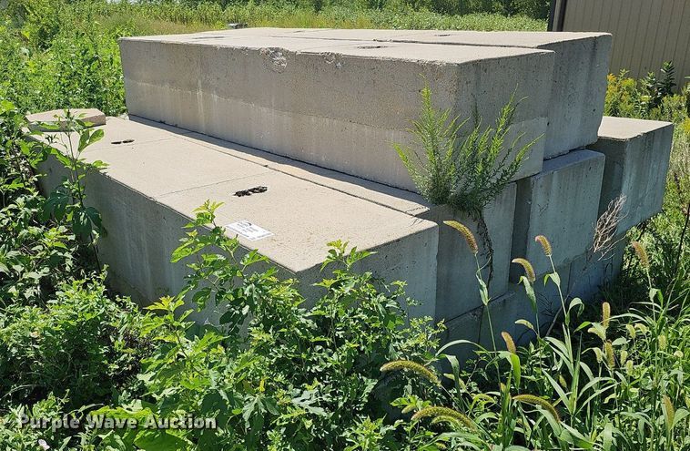 image for item DQ0198 Approximately 10 concrete blocks