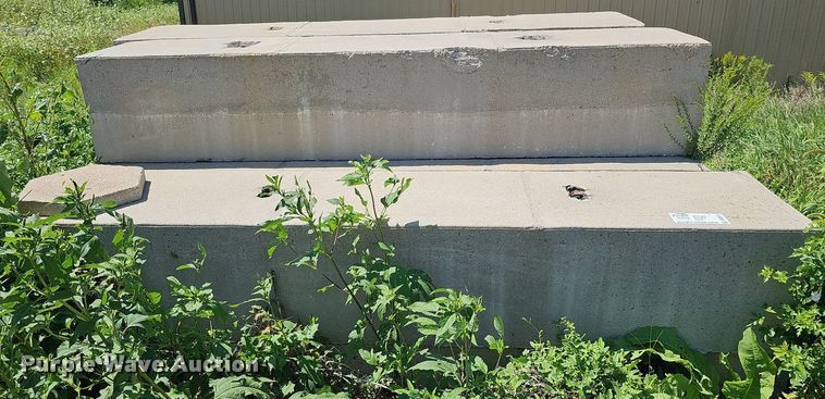 image for item DQ0198 Approximately 10 concrete blocks