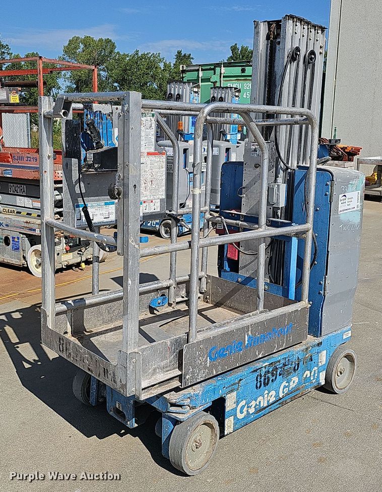 image for item DQ0258 2011 Genie GR-20  vertical lift