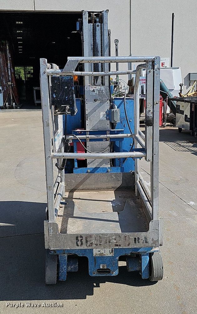image for item DQ0258 2011 Genie GR-20  vertical lift