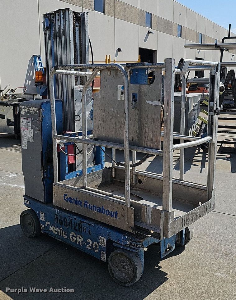 image for item DQ0258 2011 Genie GR-20  vertical lift