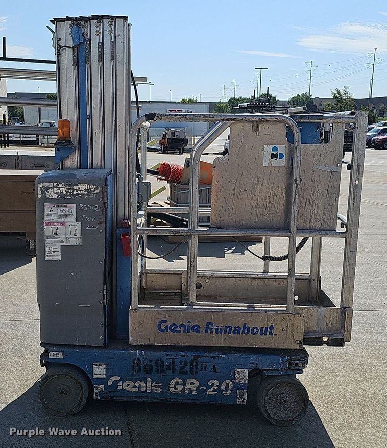 image for item DQ0258 2011 Genie GR-20  vertical lift