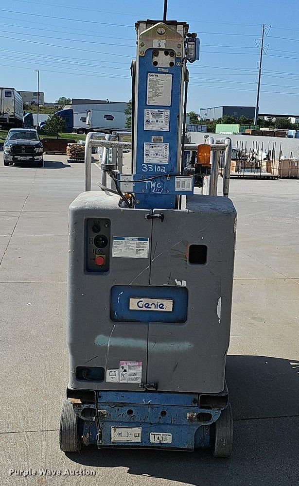 image for item DQ0258 2011 Genie GR-20  vertical lift