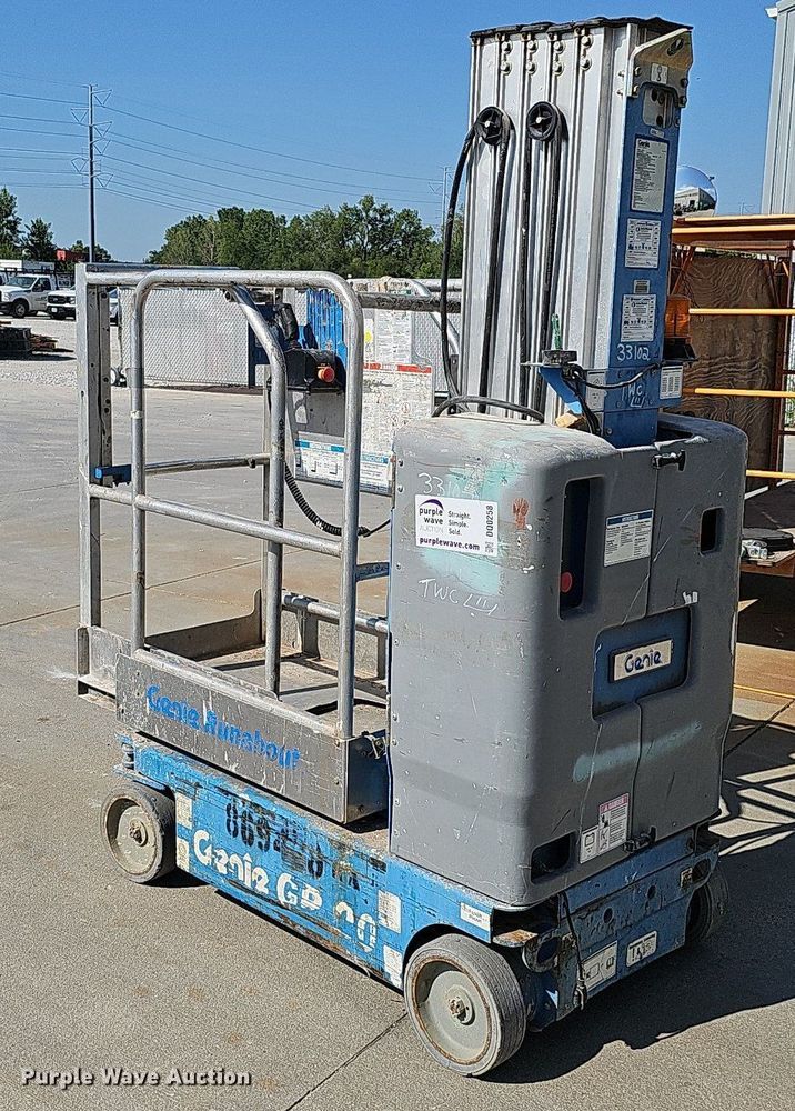 image for item DQ0258 2011 Genie GR-20  vertical lift