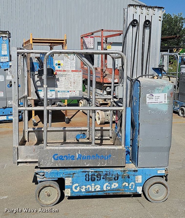 image for item DQ0258 2011 Genie GR-20  vertical lift