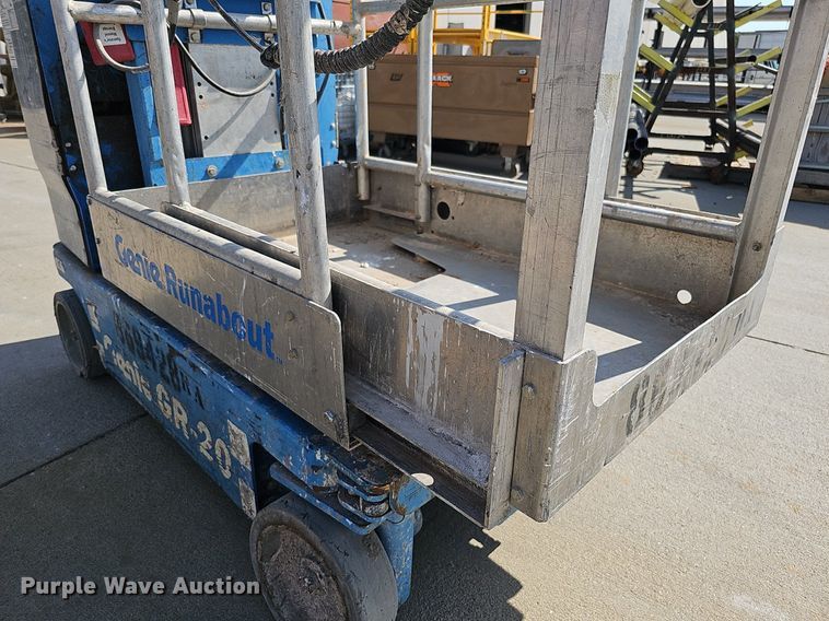 image for item DQ0258 2011 Genie GR-20  vertical lift