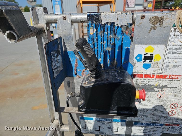 image for item DQ0258 2011 Genie GR-20  vertical lift