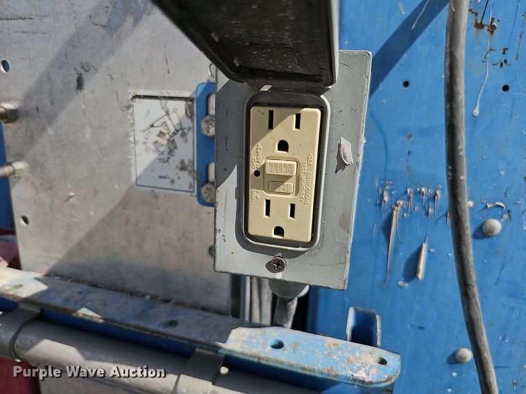 image for item DQ0258 2011 Genie GR-20  vertical lift