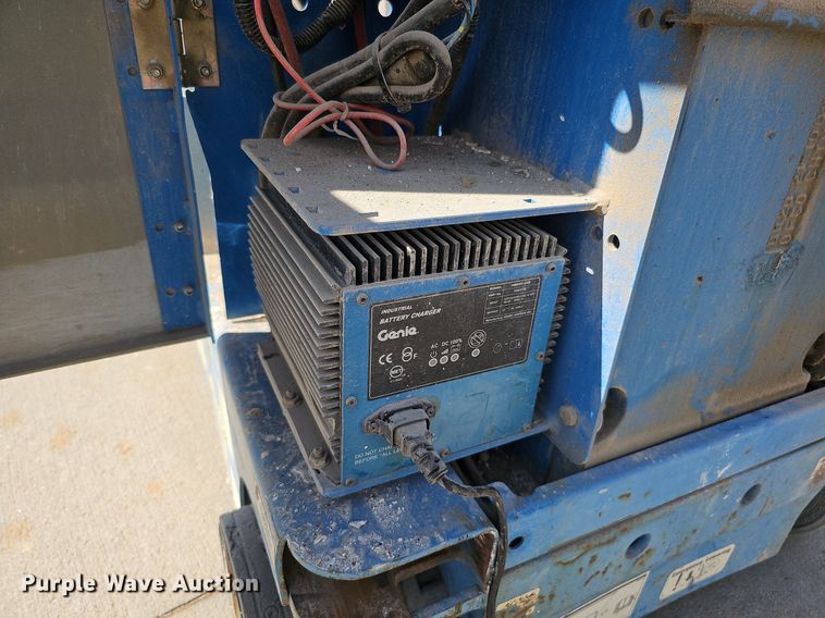 image for item DQ0258 2011 Genie GR-20  vertical lift