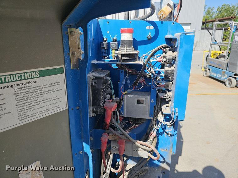 image for item DQ0258 2011 Genie GR-20  vertical lift