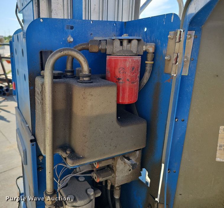 image for item DQ0258 2011 Genie GR-20  vertical lift