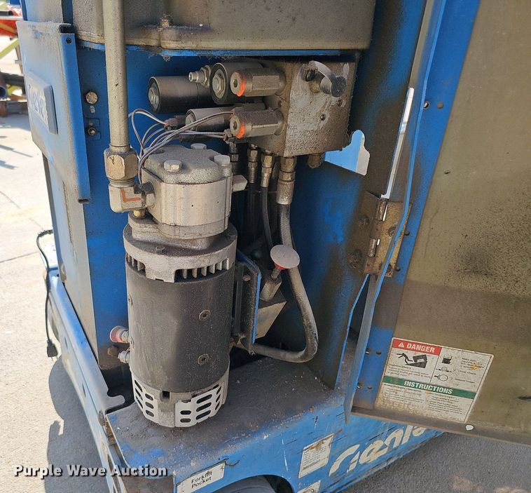 image for item DQ0258 2011 Genie GR-20  vertical lift