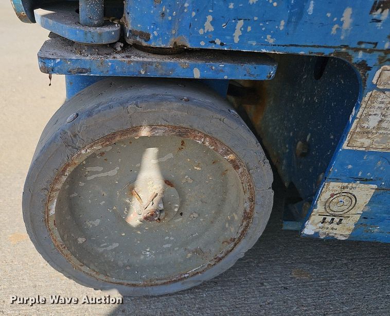 image for item DQ0258 2011 Genie GR-20  vertical lift