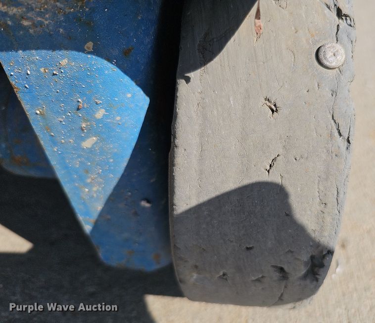 image for item DQ0258 2011 Genie GR-20  vertical lift