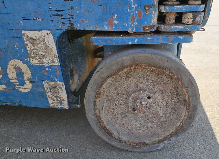 image for item DQ0258 2011 Genie GR-20  vertical lift